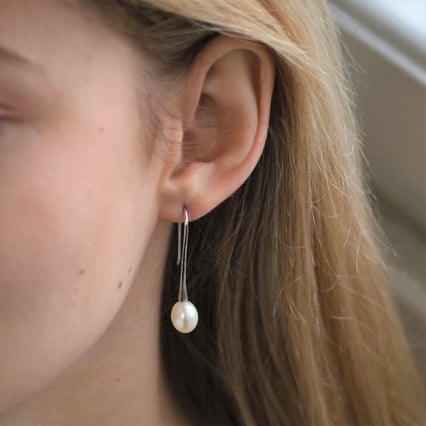 Minimalistické visací perlové náušnice Antoniette