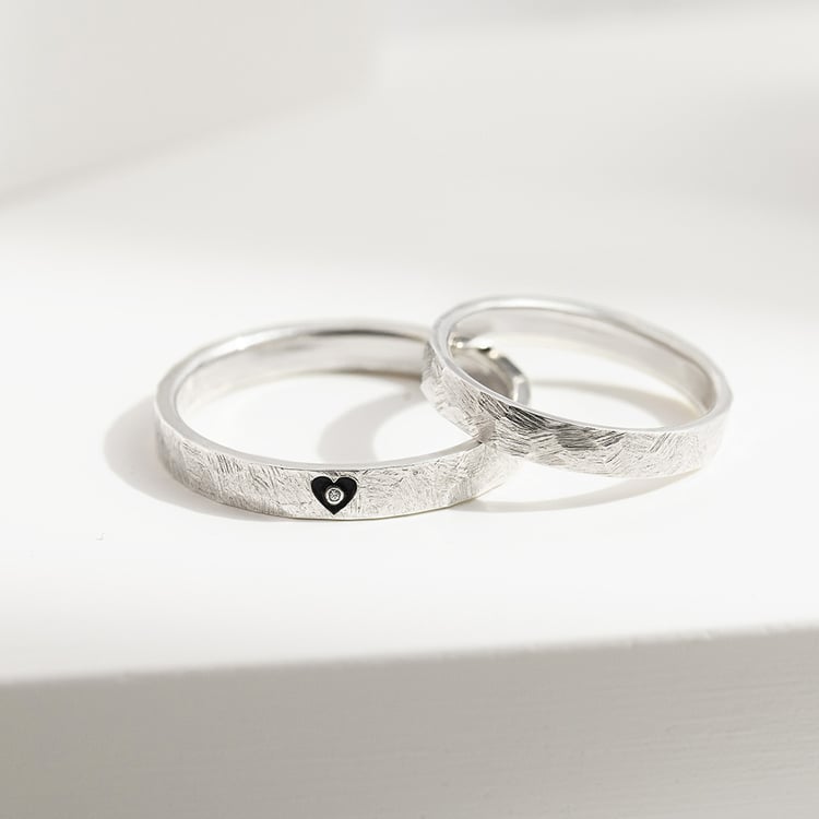 Atypické snubní prsteny s gravírem srdce 157232