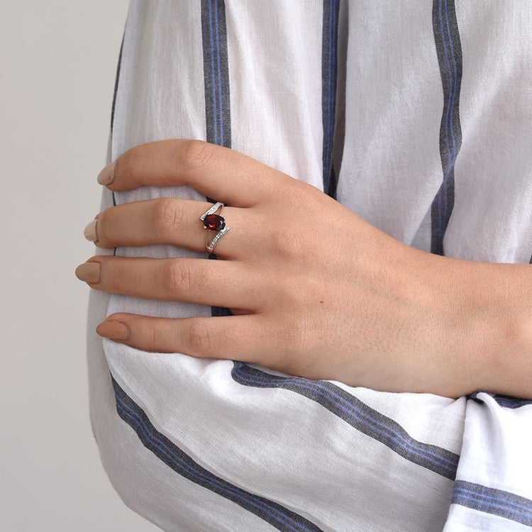 Zlatý diamantový prsten s granátem 69261