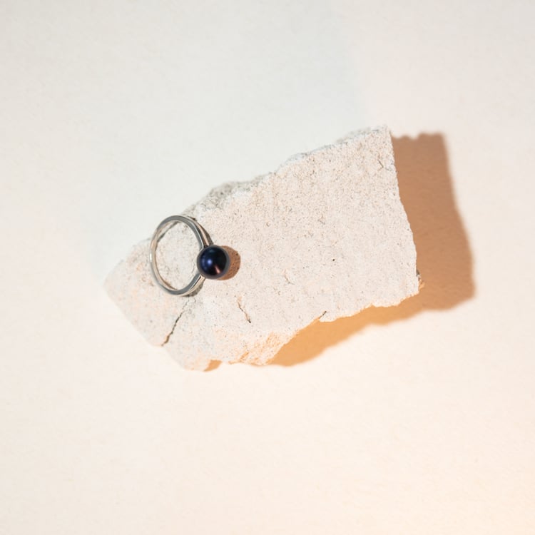 Stříbrný prsten s černou perlou Eleanor 104671