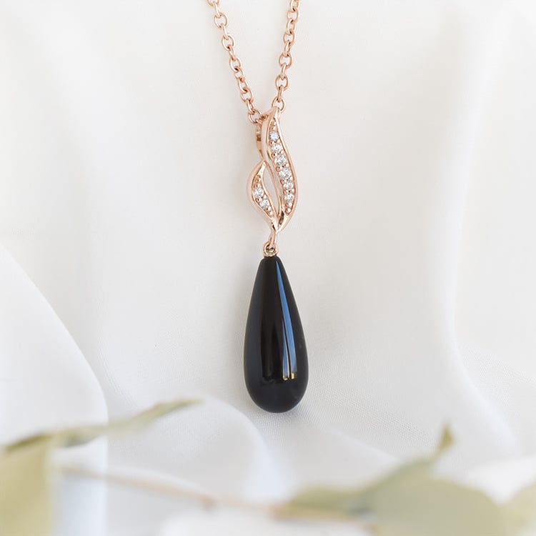 Pozlacený přívěsek s černým onyxem 90617