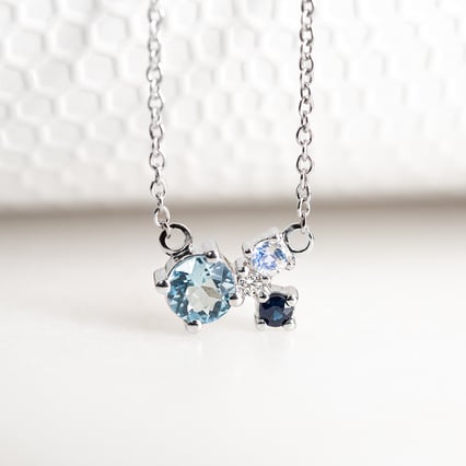 Cluster náhrdelník s akvamarínem, safírem, měsíčním kamenem a diamantem Millie