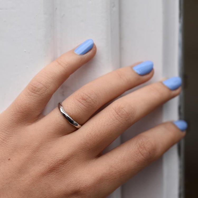 Pokřivený dámský platinový snubní prsten s lesklým povrchem 76505