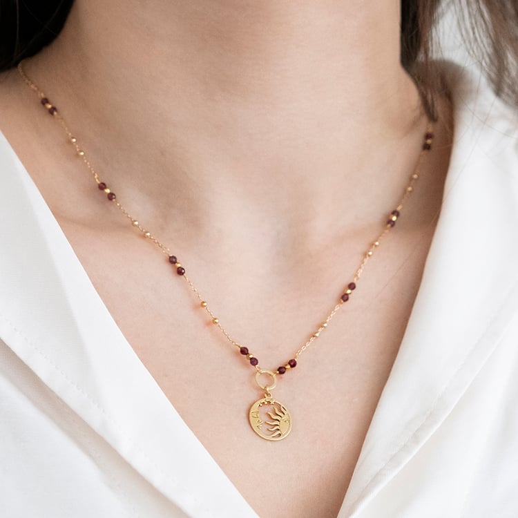 Pozlacený náhrdelník s granátovými korálky a přívěskem Aimee 115673