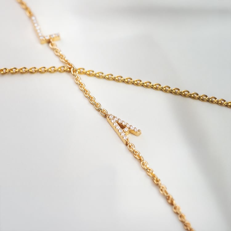 Náramek se 2 písmenky a lab-grown diamanty Anika 152371