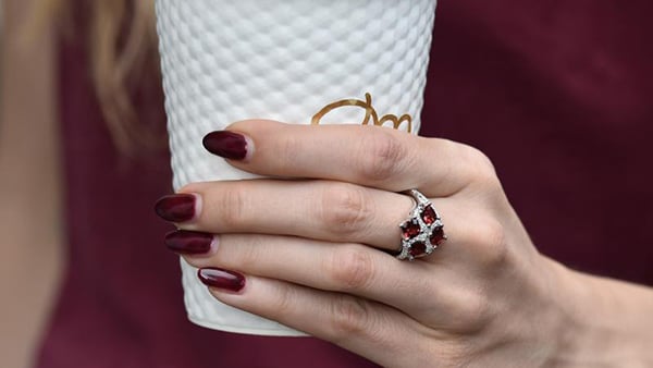 Jak kombinovat v outfitech: granátové šperky