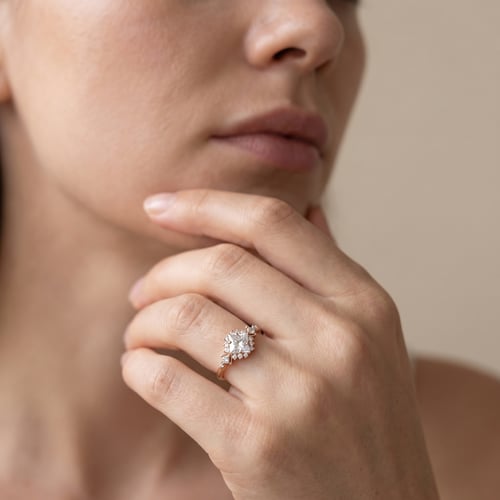 Zásnubní prsten ze zlata v oříškové barvě s princess moissanitem Medrie