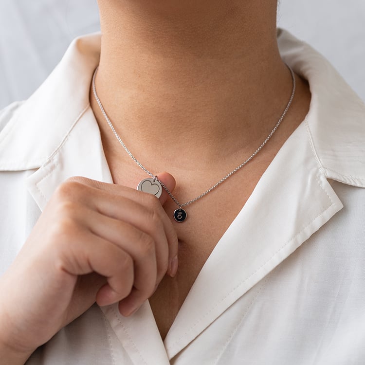 Náhrdelník se srdcem a gravírem písmene Kadie 120709