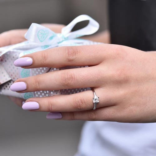 Zlatý zásnubní prsten s princess moissanitem Tamalika