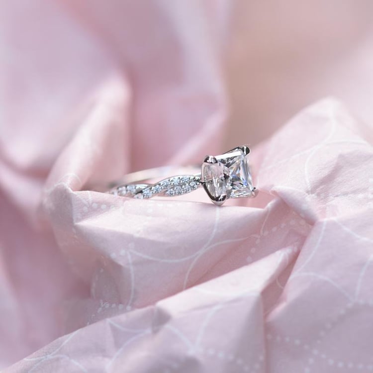 Zlatý propletený zásnubní prsten s diamantem 49515