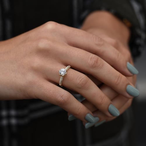 Zásnubní zlatý prsten s diamanty Lineas