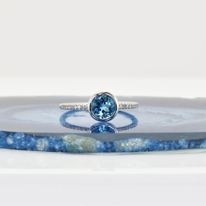 Nebeský topaz ve zlatém prstenu s diamanty Nyusha