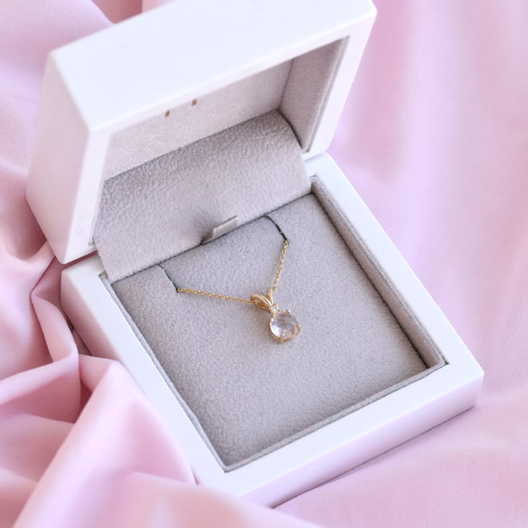 Přívěsek s růženínem a diamantem ze žlutého zlata 80517