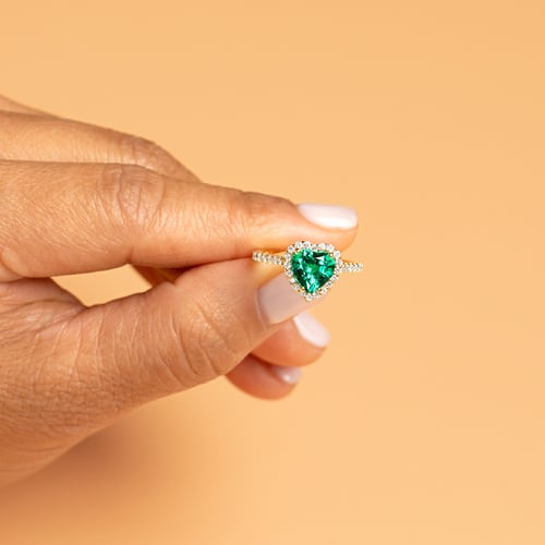 Zlatý halo prsten s lab-grown smaragdem ve tvaru srdce a diamanty Harold