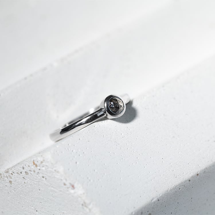 Zlatý prsten se salt and pepper diamantem Emilien 128302