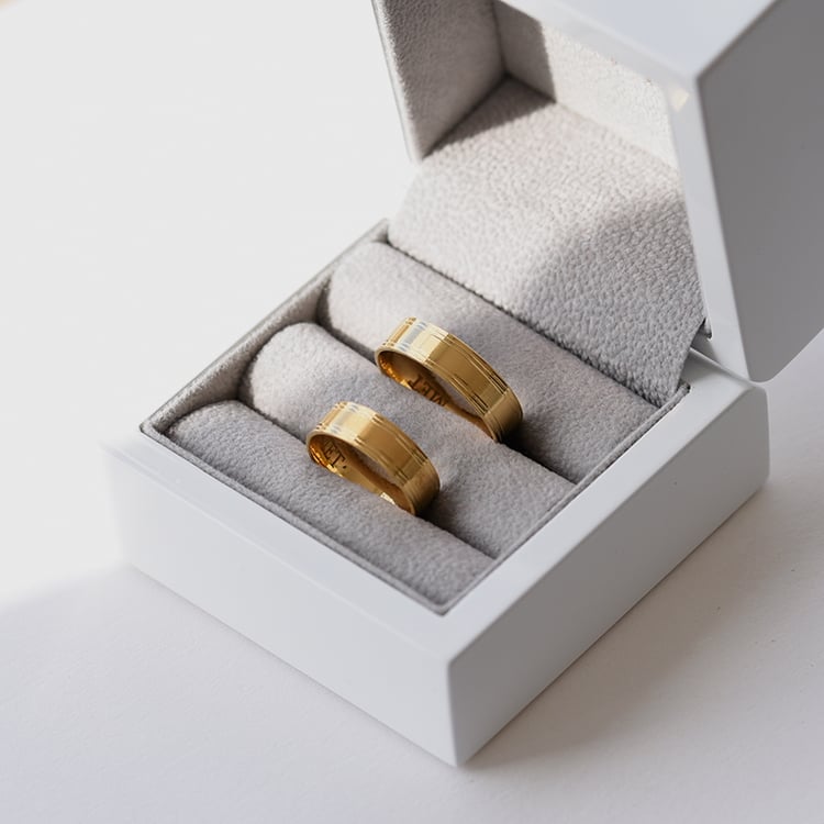 Prsteny s rýhami a matným povrchem 61457