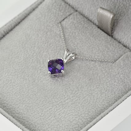 Fialový ametyst ve zlatém přívěsku Rafyna