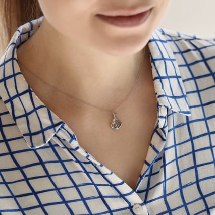 Elegantní zlatý přívěsek s růžovým safírem Tommie