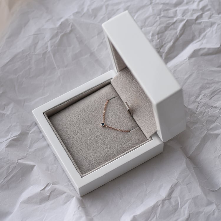 Stříbrný minimalistický náhrdelník s modrým diamantem Glosie 103690