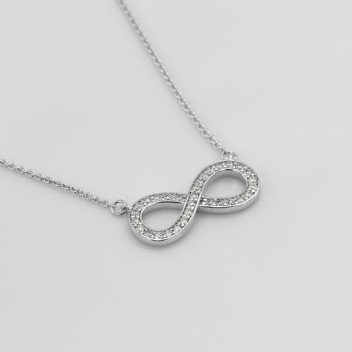 Jemný přívěsek zdobený diamanty Magana