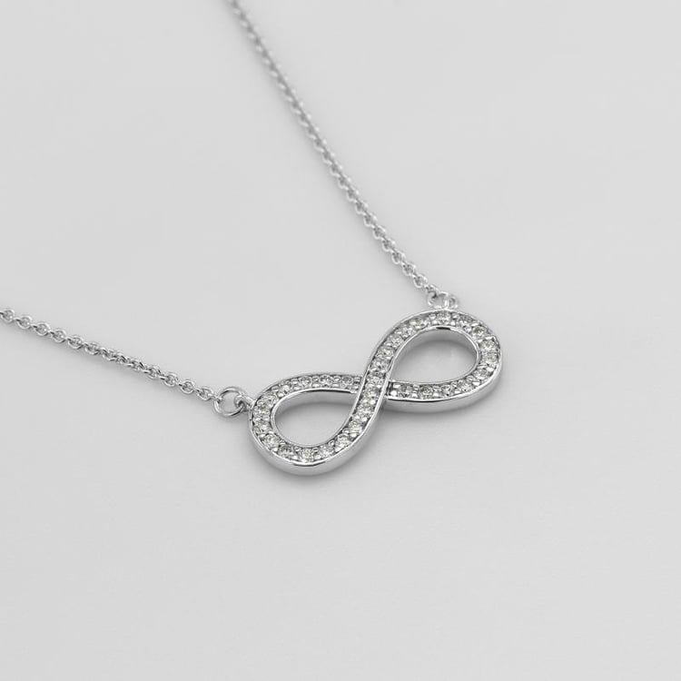 Jemný náhrdelník z bílého zlata zdobený diamanty Magana 50645