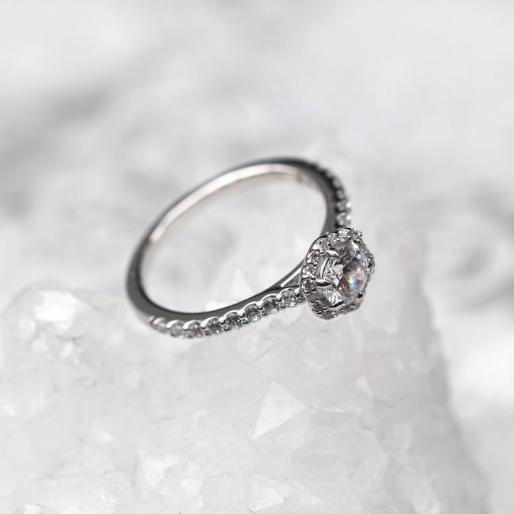 Zásnubní prsten s diamanty z bílého zlata 68389