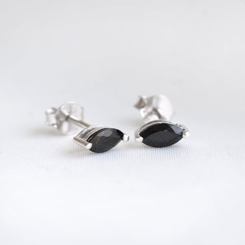 Minimalistické stříbrné náušnice s černými spinely Andine