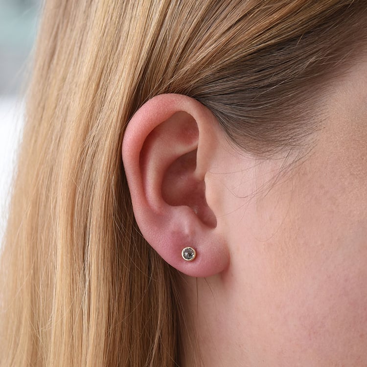 Bezel náušnice ze žlutého zlata se salt´n´pepper diamanty 78882