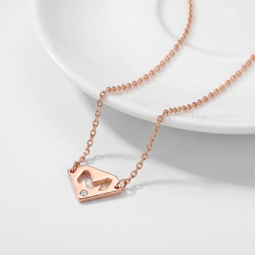 Stříbrný náhrdelník s písmenem M a diamantem Lary