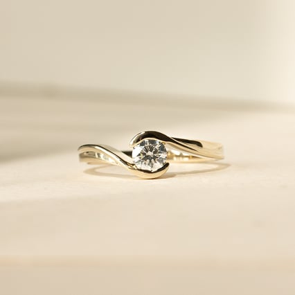 Stříbrný zásnubní prsten s moissanitem Saffar