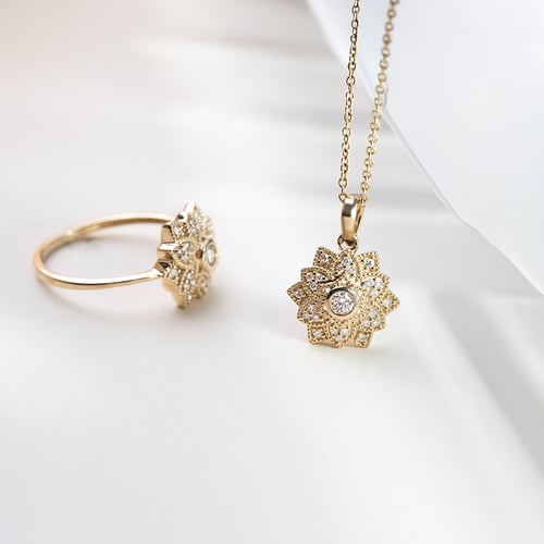 Zlatá květinová kolekce šperků s diamanty Sharla