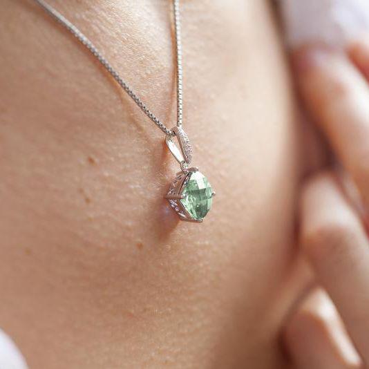 Stříbrný náhrdelník se zeleným ametystem 16258