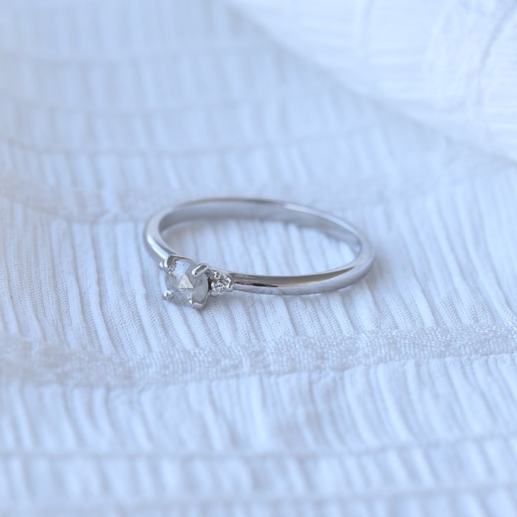 Zásnubní prsten se salt and pepper diamantem 68051