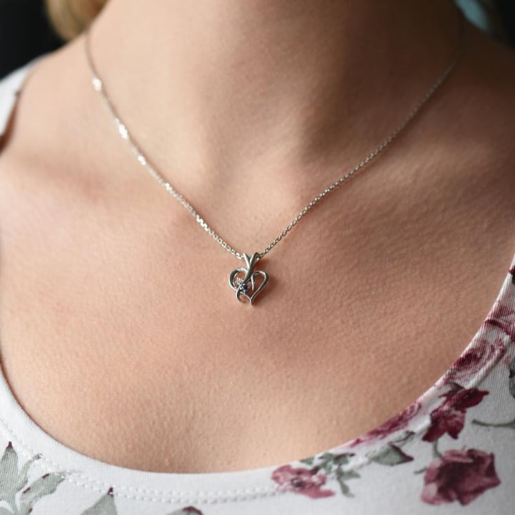Stříbrný přívěsek ve tvaru srdce se safírem a diamantem Lynelle 103294