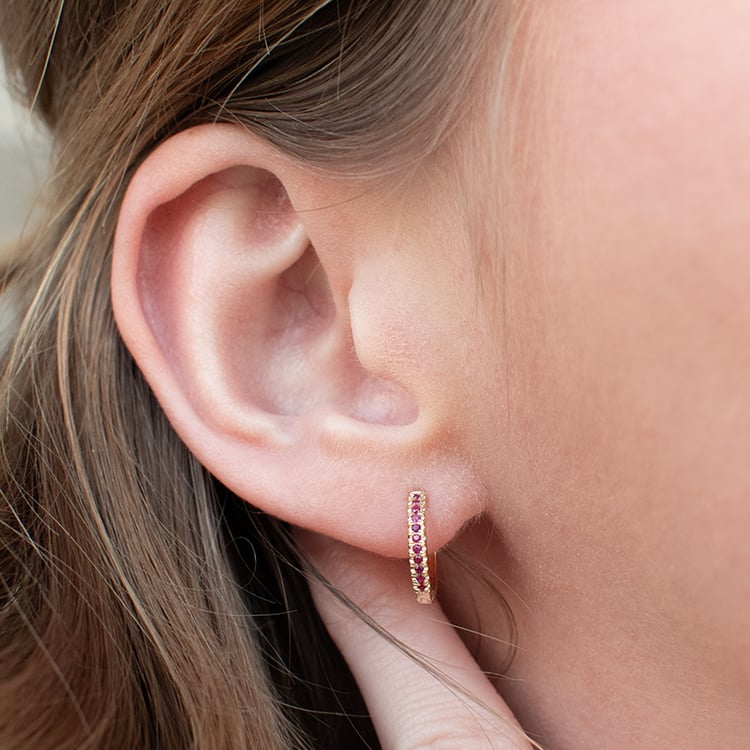 Elegantní kruhové náušnice s rubíny Gomati 135893