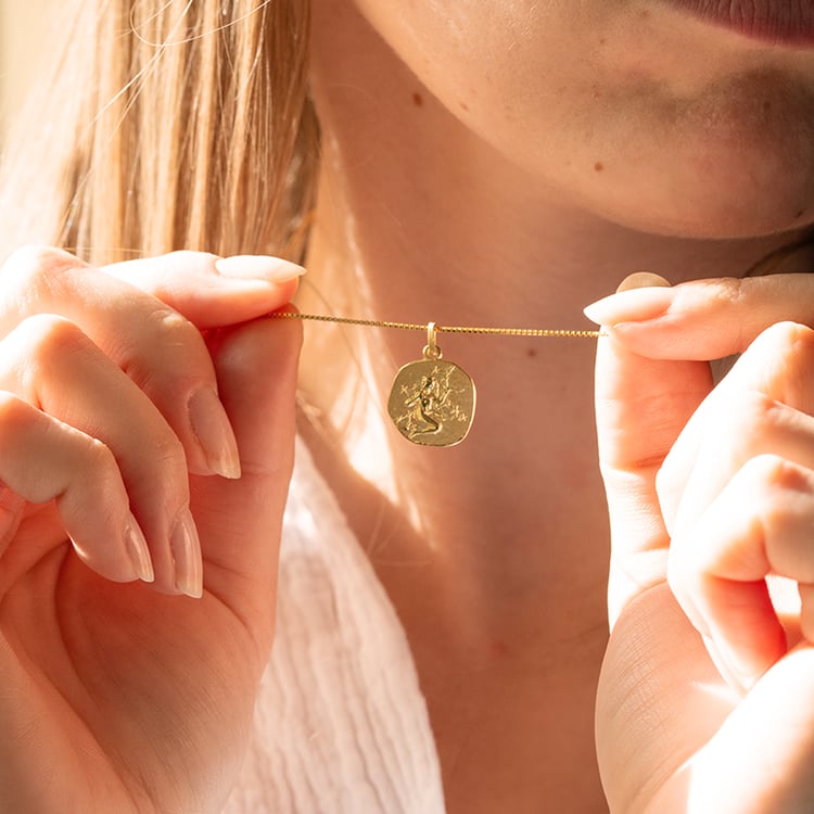 Zlatý přívěsek se symboly znamení zvěrokruhu 145601