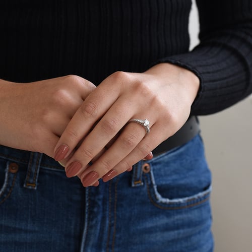 Vintage zásnubní prsten s moissanitem a lab-grown diamanty Amora