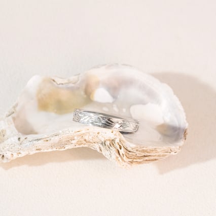 Zlaté snubní prsteny s gravírem a diamanty Davis