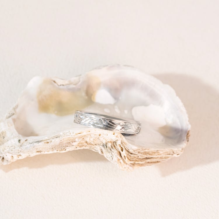 Zlaté snubní prsteny s gravírem a diamanty Davis 100964