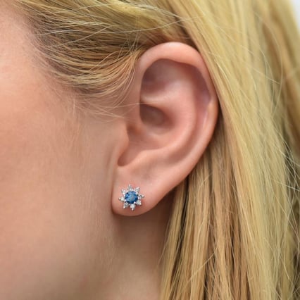 Náušnice ve tvaru kvítků s modrými diamanty Vyom