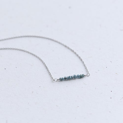 Zlatý choker s nebroušenými modrými diamanty Inaku