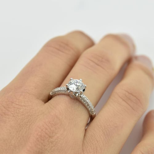 Zásnubní zlatý prsten s lab-grown diamanty Lineas
