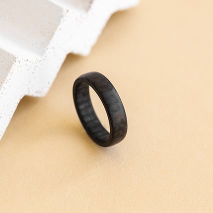 Mírně zaoblený pánský prsten z karbonu Azalia