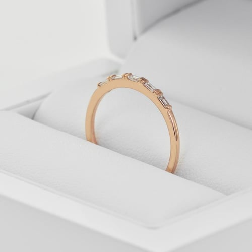 Zlatý eternity prsten s baguette diamanty Vamala