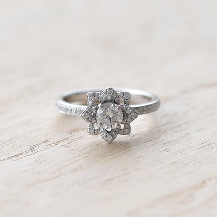 Zlatý diamantový prsten ve tvaru květiny Aaron