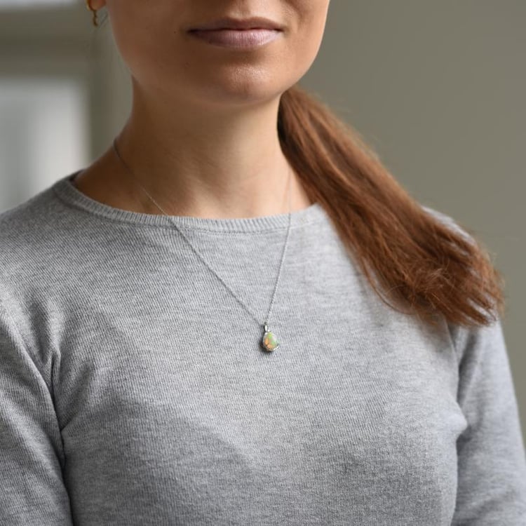 Zlatý přívěsek s bílým opálem a diamanty 51620