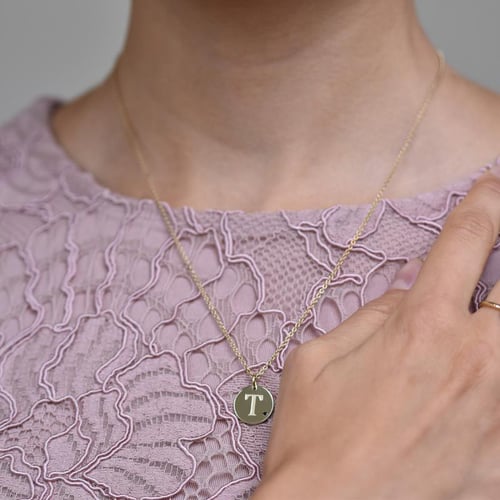 Zlatý přívěsek s černým diamantem a gravírem písmene Sager