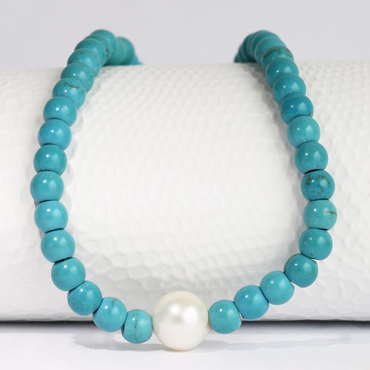 Stříbrný náramek s howlitovými korálky a perlou Moira 115959