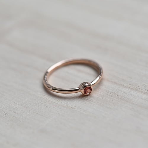 Zlatý minimalistický prsten s padparadscha safírem Emilien