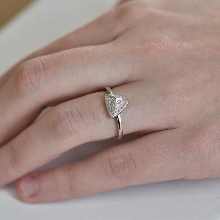 Stříbrný prsten se zirkony 26430